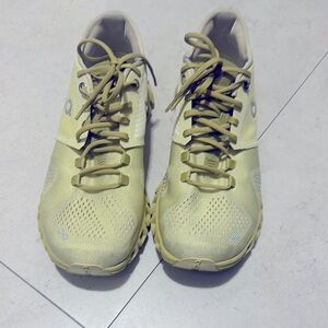 Pre loved On Cloud Running Shoes